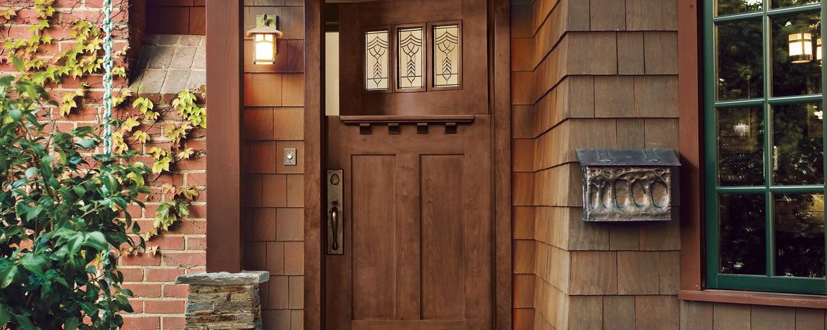Ușile din lemn conferă o senzație tradițională casei